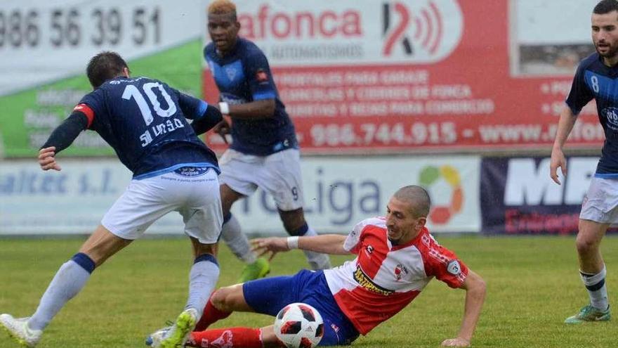 Manu Rodríguez, que acabaría lesionado de gravedad, pugna por un balón rodeado de contrarios. // Noé Parga