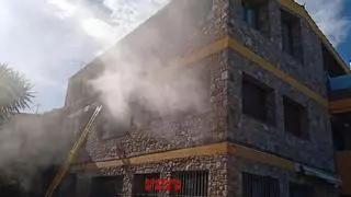 Un ferit per inhalació de fum en l'incendi d'una casa de Vilamalla