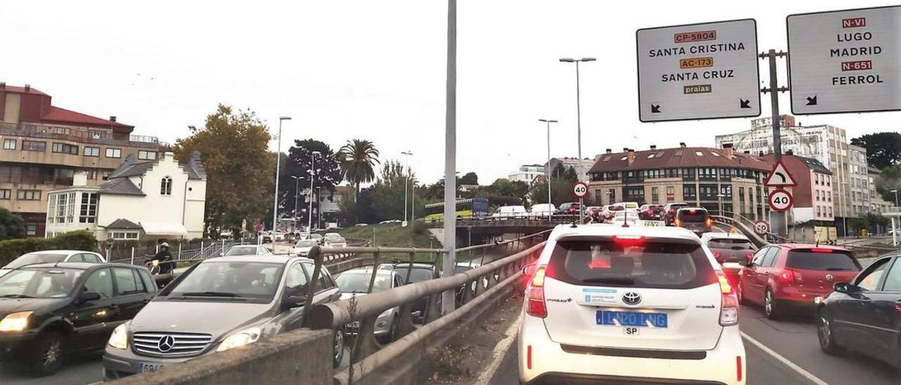 Retenciones en la salida del puente de A Pasaxe hacia Oleiros.