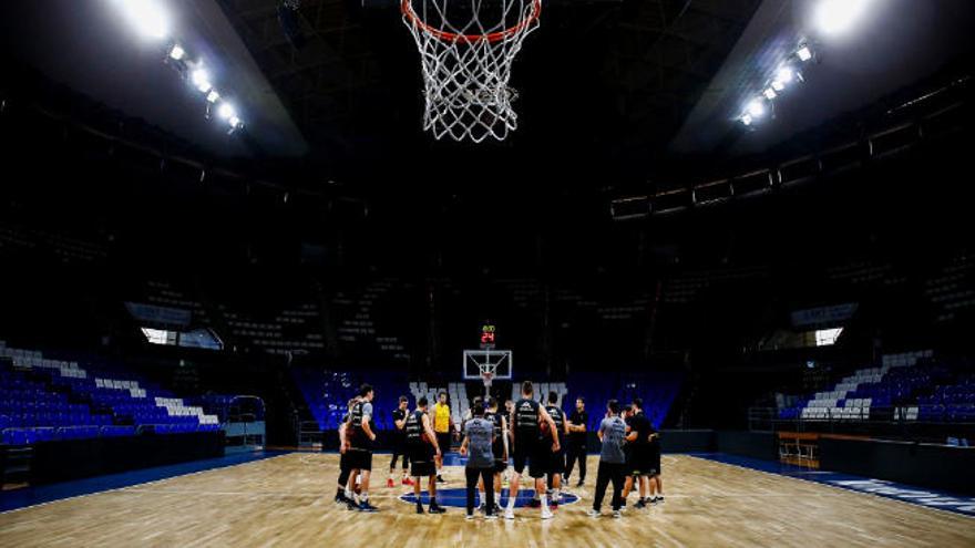 Los jugadores del Iberostar atienden las indicaciones de Vidorreta durante un entrenamiento.