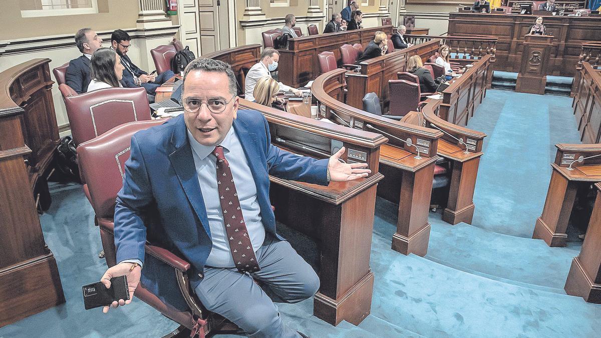 Poli Suárez, diputado del PP, en un pleno del Parlamento de Canarias.