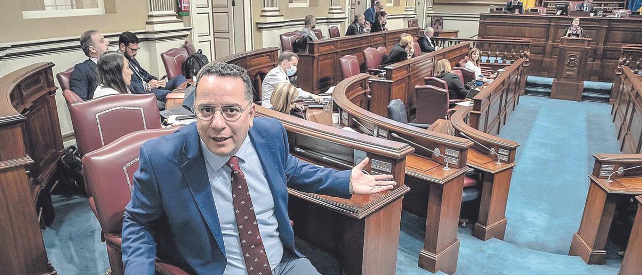 Poli Suárez, diputado del PP, en un pleno del Parlamento de Canarias.