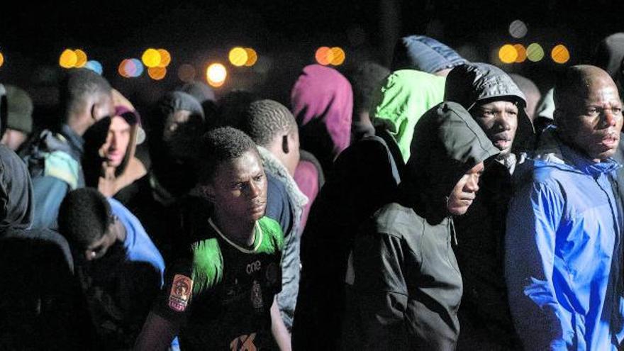 Migrantes rescatados en dos embarcaciones cerca de Fuerteventura durante el fin de semana.
