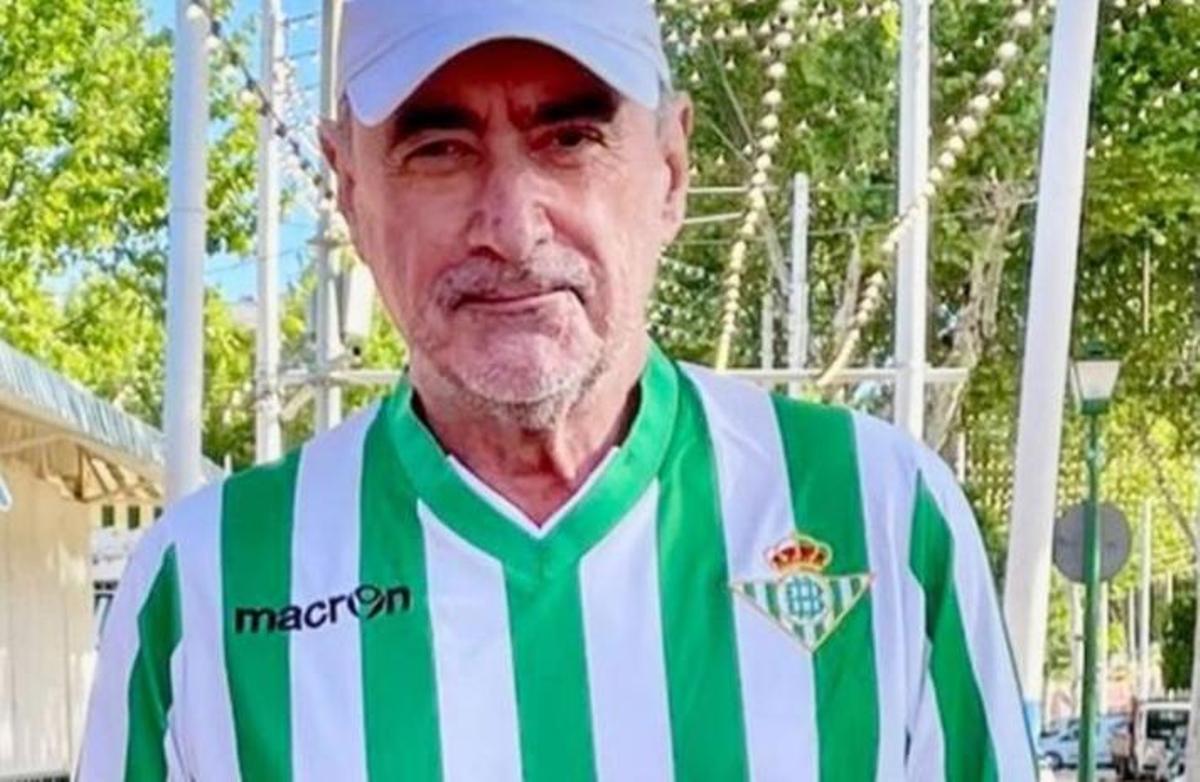 Carlos Herrera, con una camiseta del Betis, del que es aficionado, socio y patrón de su Fundación