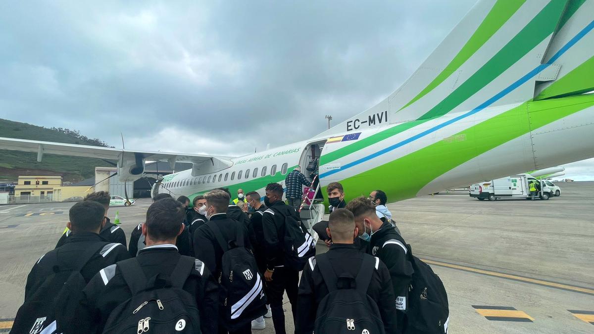 La expedición del Mérida, a punto de subirse al avión, este sábado.