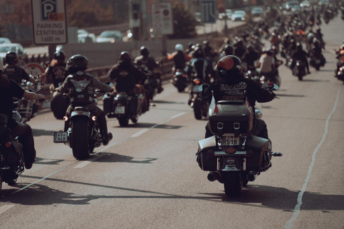 Varios motociclistas en una carretera