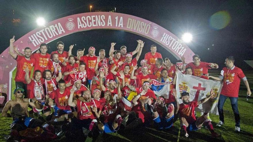 La plantilla del Girona posa tras lograr el acenso a falta de una jornada para el final.