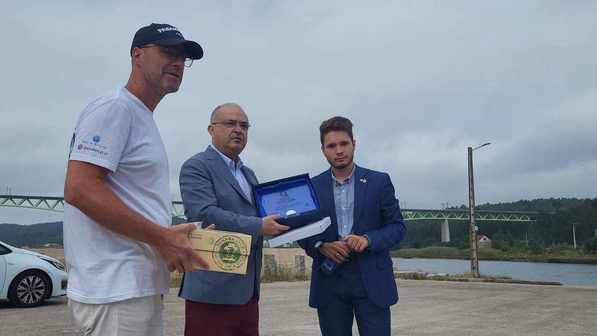 El director del proyecto con el alcalde de Catoira, Alberto García, y el edil Iván Caamaño.