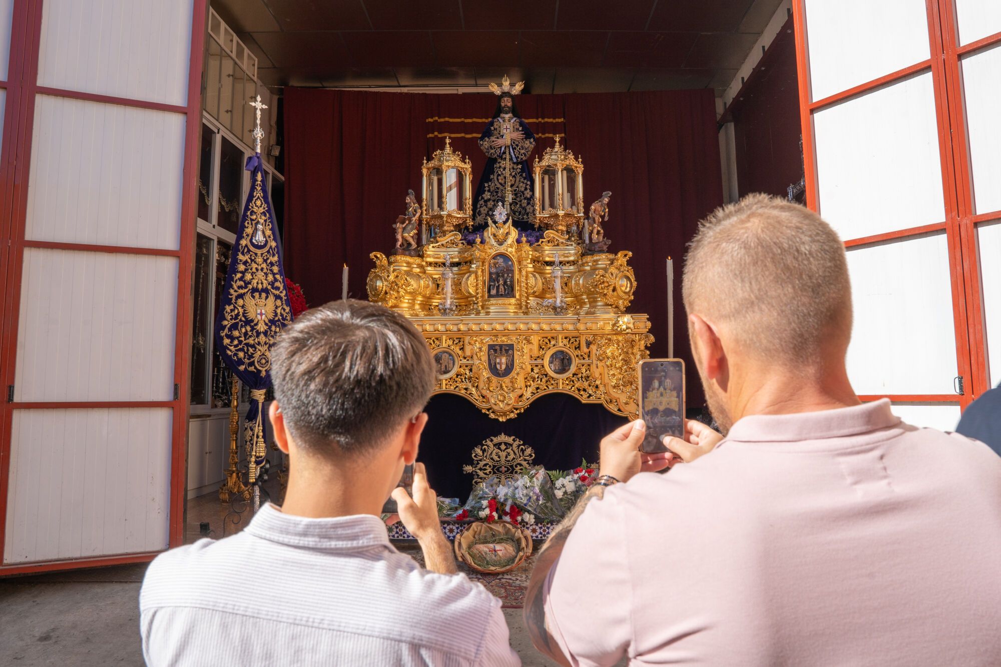 Las visitas a los templos del Magno Vía Crucis, en imágenes