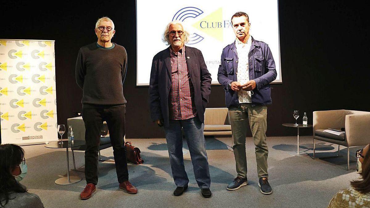 Manuel Janeiro e Álvaro Otero (1º d.) presentaron a García Teijeiro (c.) onte no Club FARO.