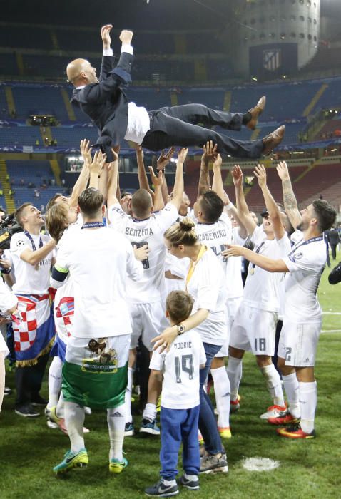 Los jugadores del Real Madrid celebran el título