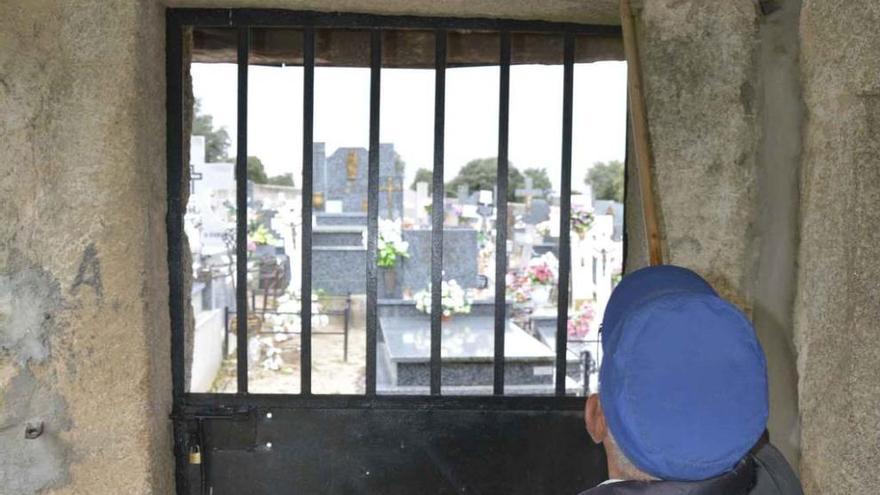 Miguel Cabezas muestra el dintel de entrada al actual cementerio.