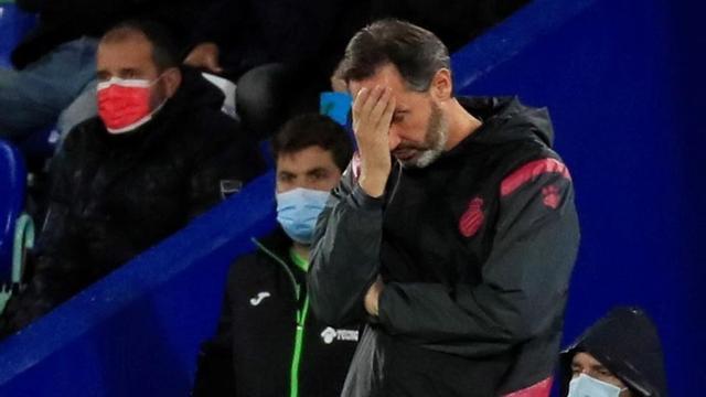 Vicente Moreno se lamenta durante el partido en Getafe.
