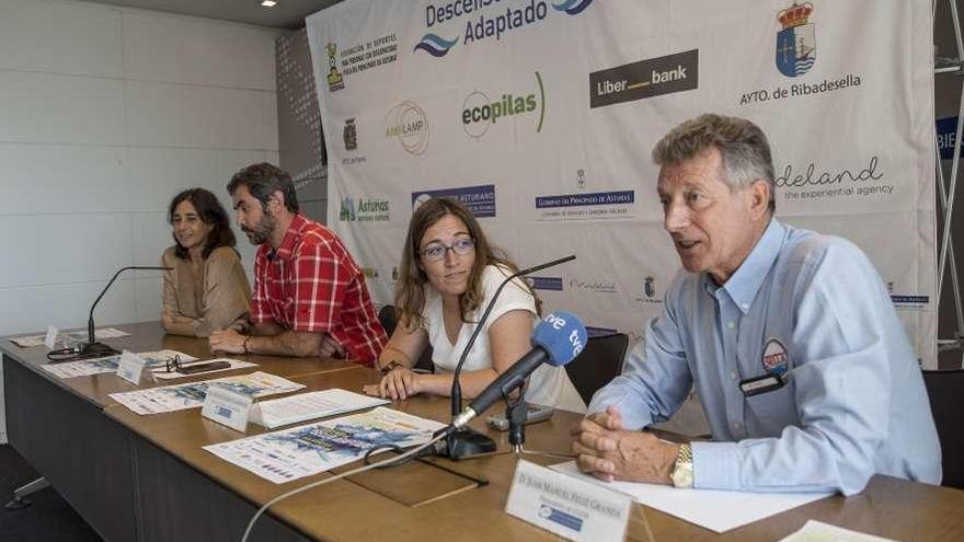 Por la izquierda, Ana Echenique, directora de comunicación de Liberbank; Francisco Javier Martínez, director de la estación Valgrande-Pajares; Beatriz Álvarez, directora del Sella Adaptado, y Juan Manuel Feliz, presidente del Codis, ayer, en la sede de la Dirección General de Deportes del Principado.