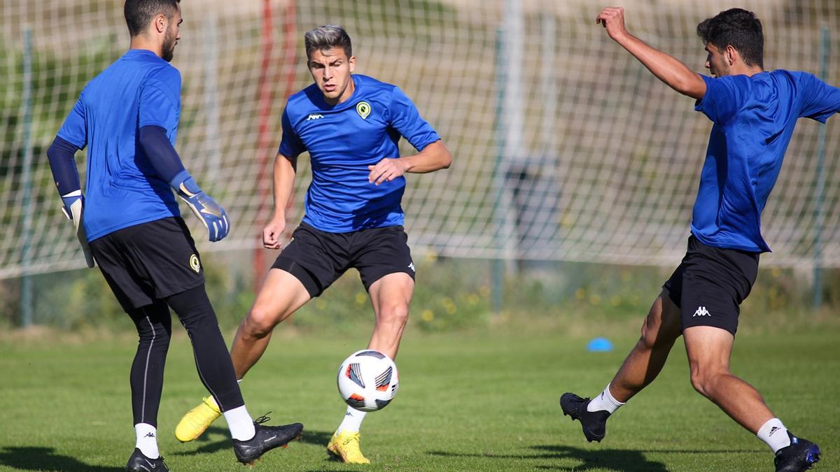 Iván Martínez, Dylan Leiva y Dani Marín, entrenando en Fontcalent.