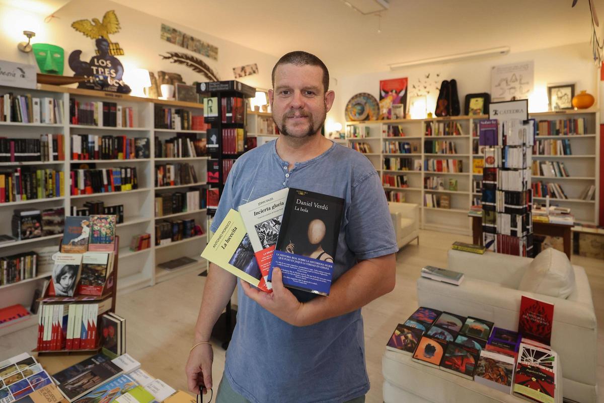 Pedro González, librero de Sa Cultural, con 'La bola', 'Incierta gloria' y 'Lucecita': según él, este último debe leerse sabiendo lo menos posible