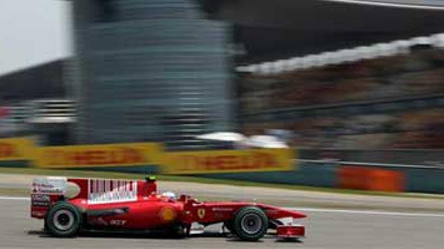 Vettel logra la &#039;pole&#039; del GP de China y Alonso saldrá tercero