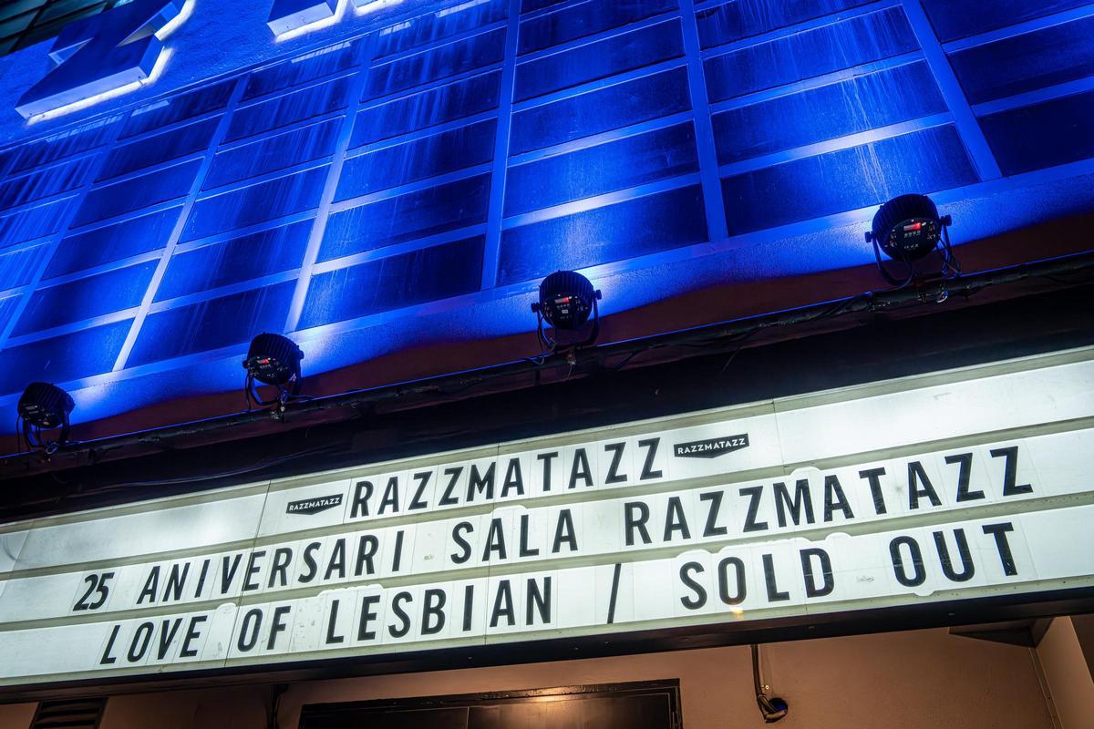 Love of Lesbian cierra filas con su ‘hermandad’ en un inflamado estreno en Razzmatazz