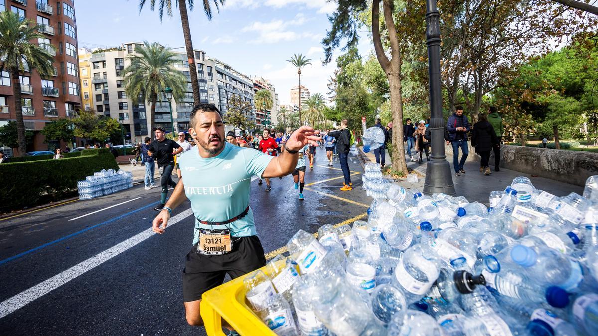 Ecoembes ayuda a la carrera a reciclar gran parte de los residuos de envases de plástico y de los de papel y cartón que se generan en el Maratón de Valencia Trinidad Alfonso.