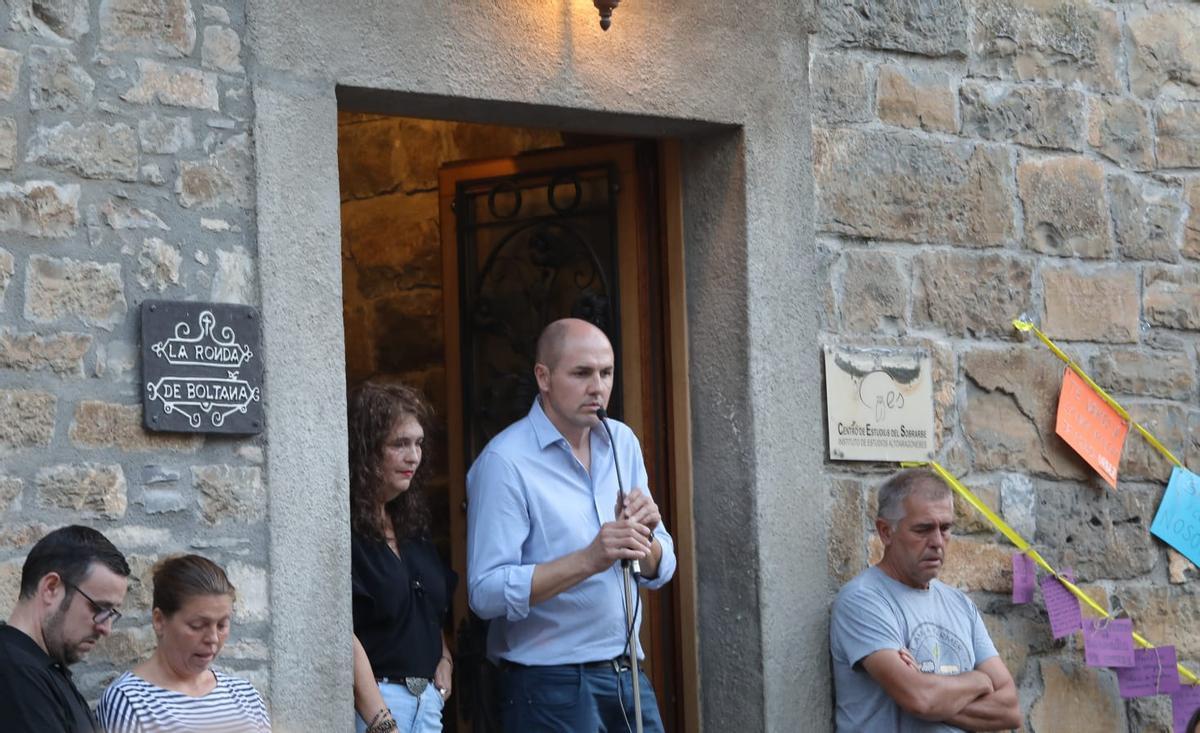 Minuto de silencio en Boltaña por el asesinato del hijo de un miembro de La Ronda de Boltaña