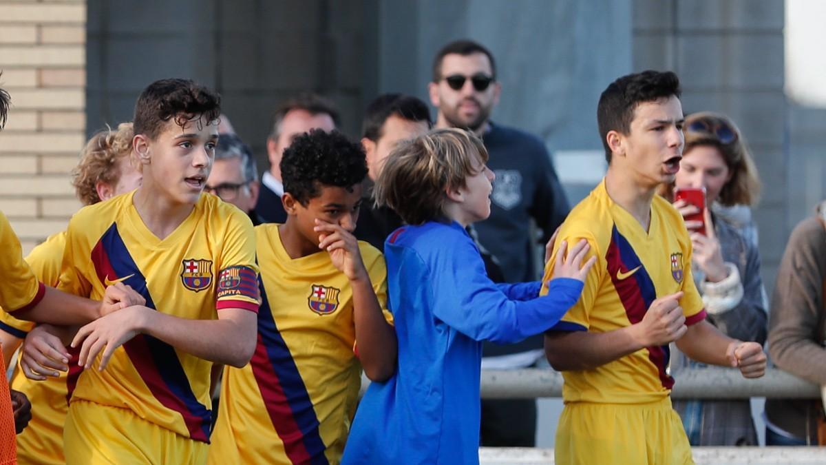 Tomi Marqués, de azul, celebra un gol del Infantil A