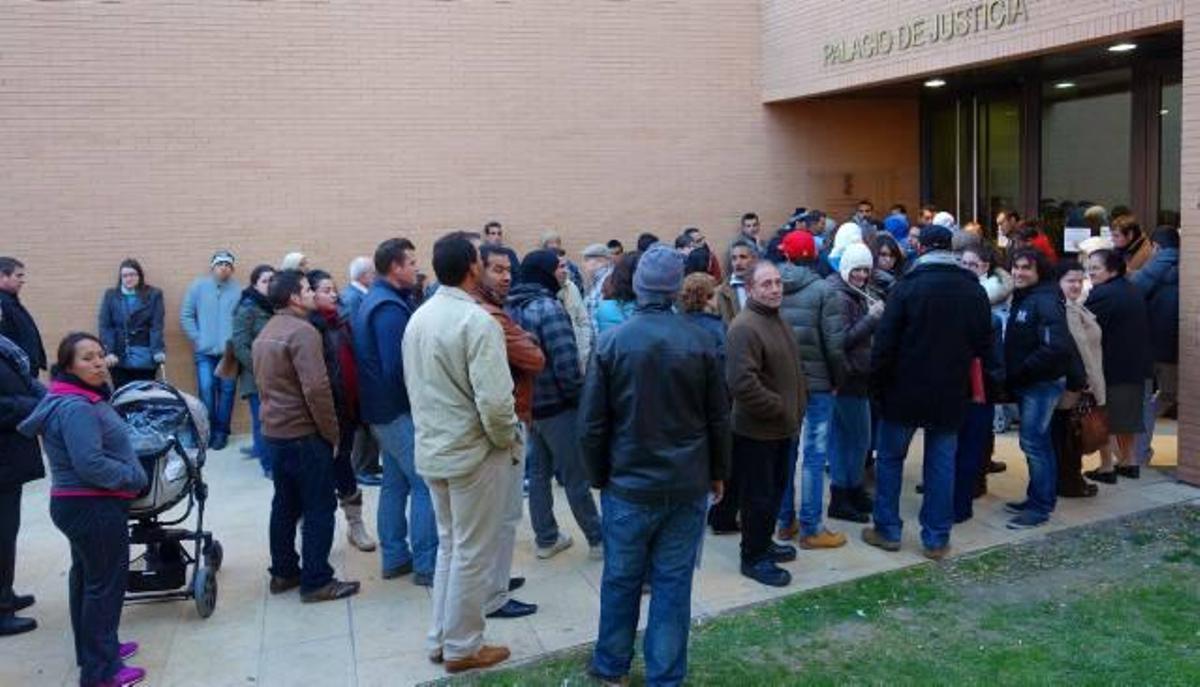 El colapso para pedir cita en el Registro Civil acaba con un herido e intervención policial