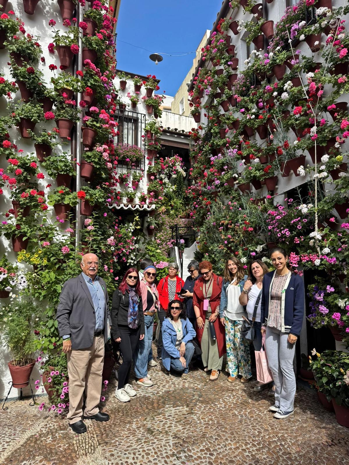Pacientes oncológicos durante una visita a los Patios de Córdoba.
