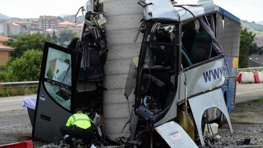 Brutal accidente de un autobús en Avilés