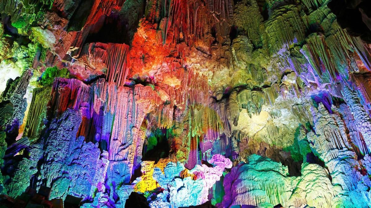 Un viaje al centro de la tierra en las Cuevas de Canelobre, en el Cabeçó d’Or.