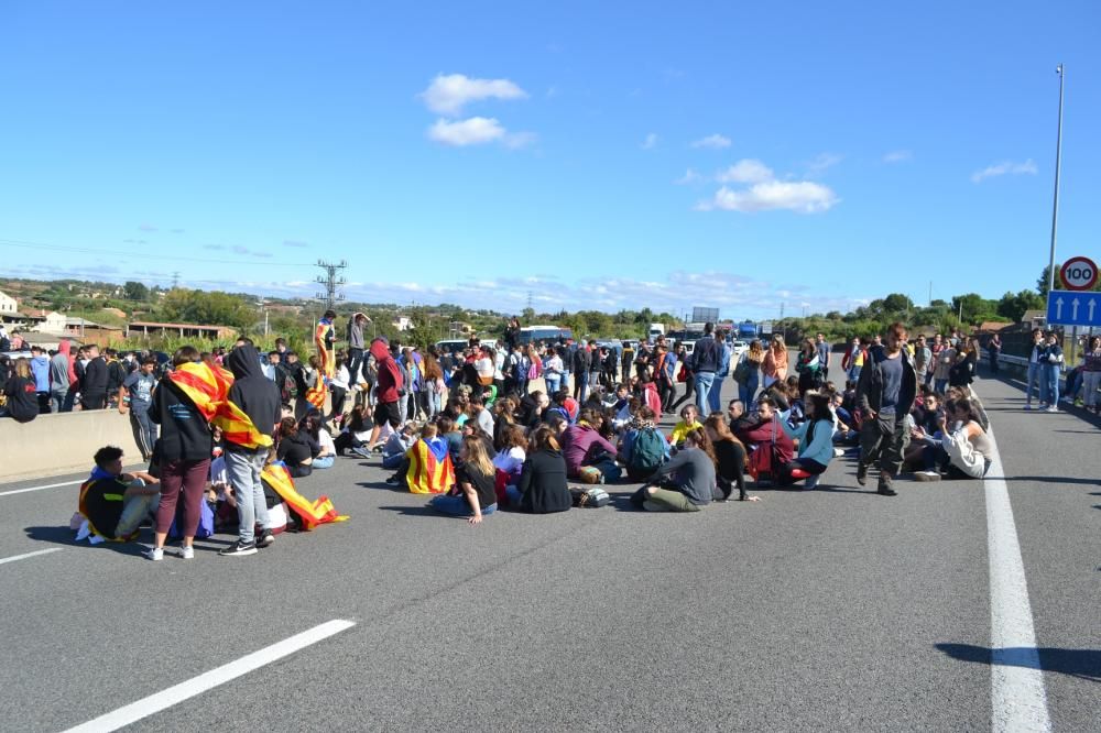 Els estudiants buiden les aules i tornen a tallar el trànsit a Manresa