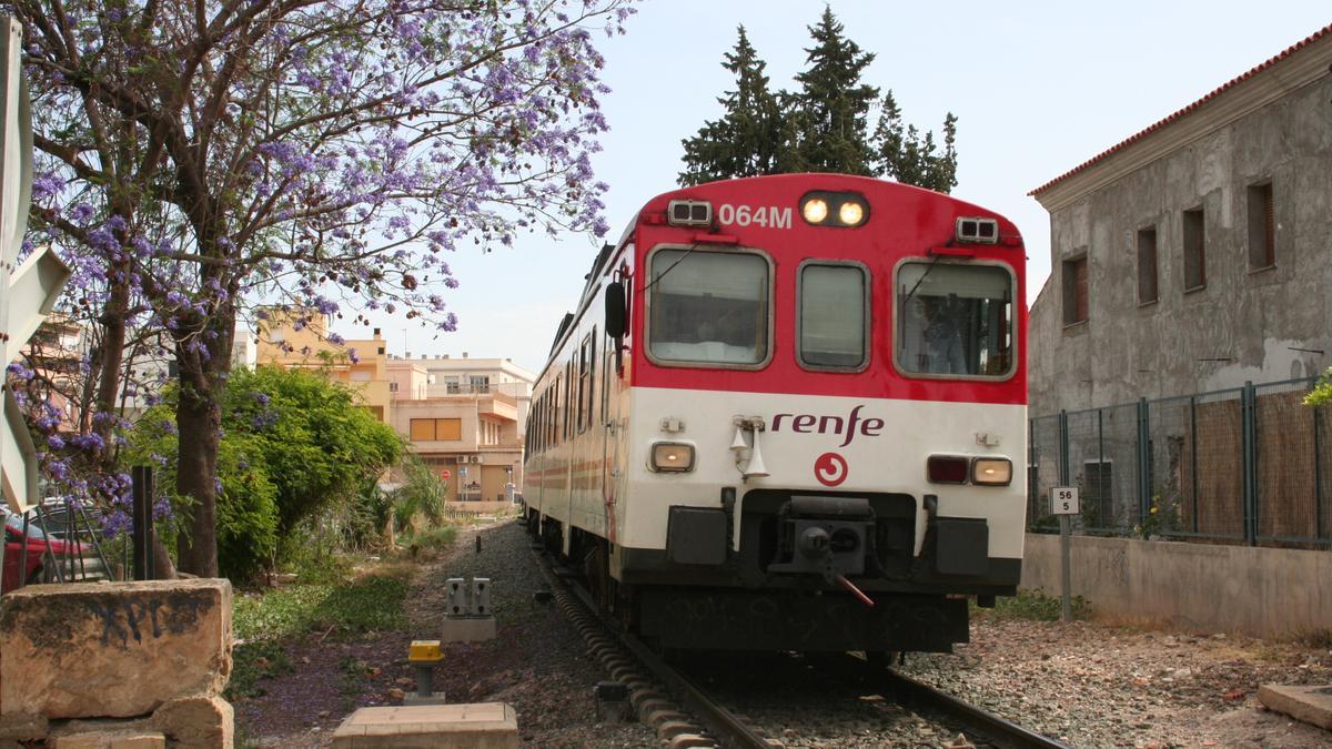 El tren de Cercanías en el paso a nivel de la Alameda de Ramón y Cajal.