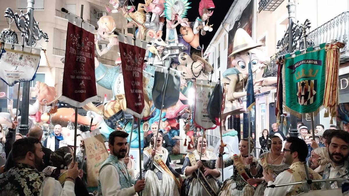 Las reinas de la falla, falleras y falleros de la Vilanova, celebran el primer premio