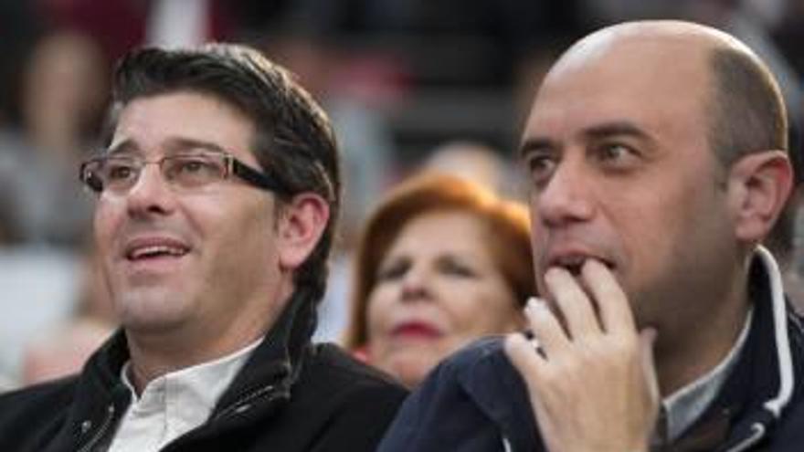 El candidato del PSOE por Alicante, Julián López Milla. En el centro, el alcalde de Alicante, Gabriel Echávarri. A la derecha, los concellers Soler y Bravo, ayer en el mitin.