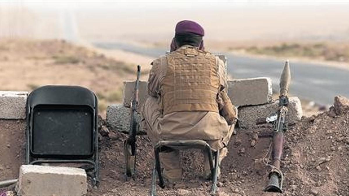 Un soldado del Ejército kurdo vigila las posiciones de los militantes del Estado Islámico cerca de la ciudad de Mosul, ayer.