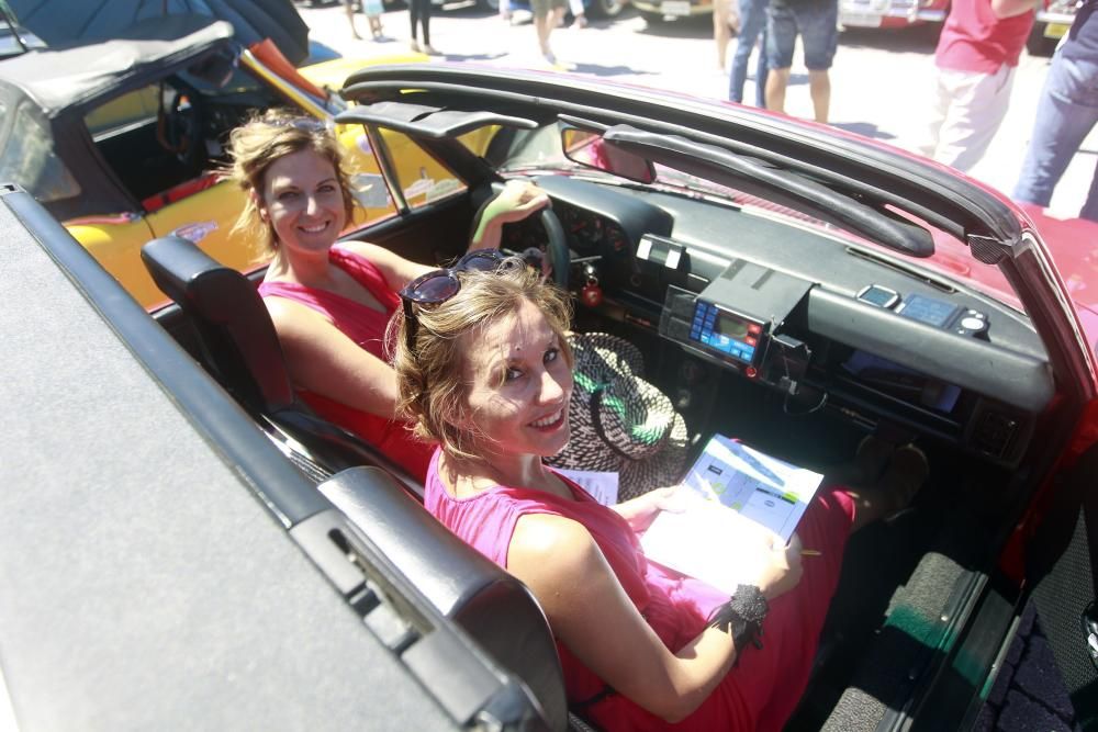 Casi 70 mujeres se pusieron hoy al volante de 34 coches clásicos en Vigo para participar en el Rally das Donas, una prueba de regularidad de 122 kilómetros entre Vigo y Sabarís