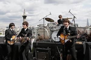 Emanuelle Angeletti (Paul McCartney), Stephen Hill (George Harrison), Reuven Gershon (John Lennon) i Gordon Elsmore (Ringo Starr) toquen en directe amb motiu de l’estrena al West End de Londres del musical ’Let it Be’, que commemora el 50 aniversari dels Beatles.