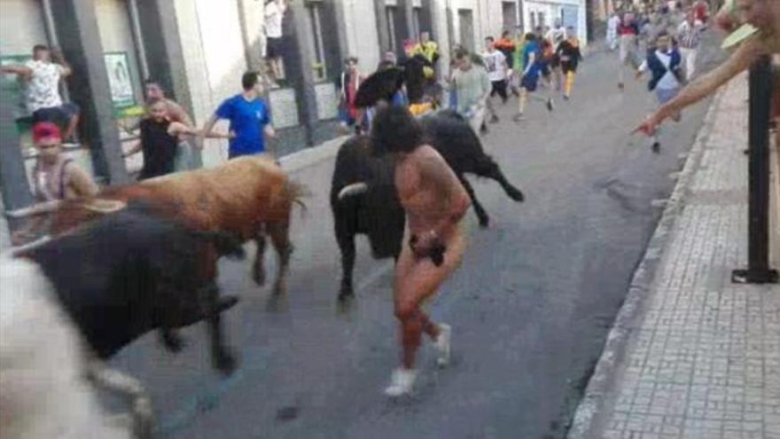 Un hombre corre desnudo en los encierros de les Festes de la Vall d'Uixó