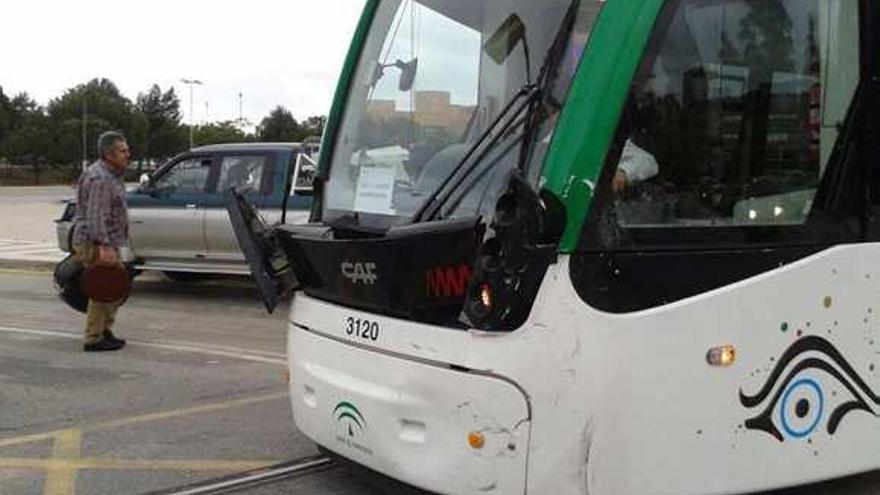 El accidente del coche se produjo sobre las 11.45 de ayer en el bulevar Louis Pasteur.