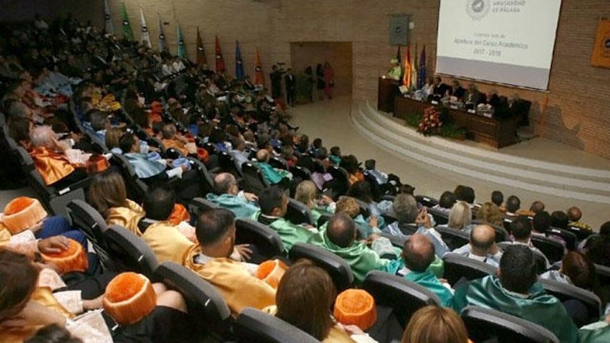 Imagen del salón de actos de las facultades de Ciencias de la Comunicación y Turismo, donde se inauguró ayer el curso de la UMA.