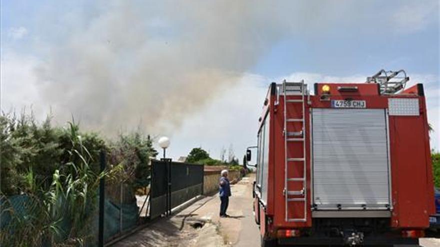 Activan el nivel 1 de peligrosidad por un incendio próximo a la urbanización Río Caya