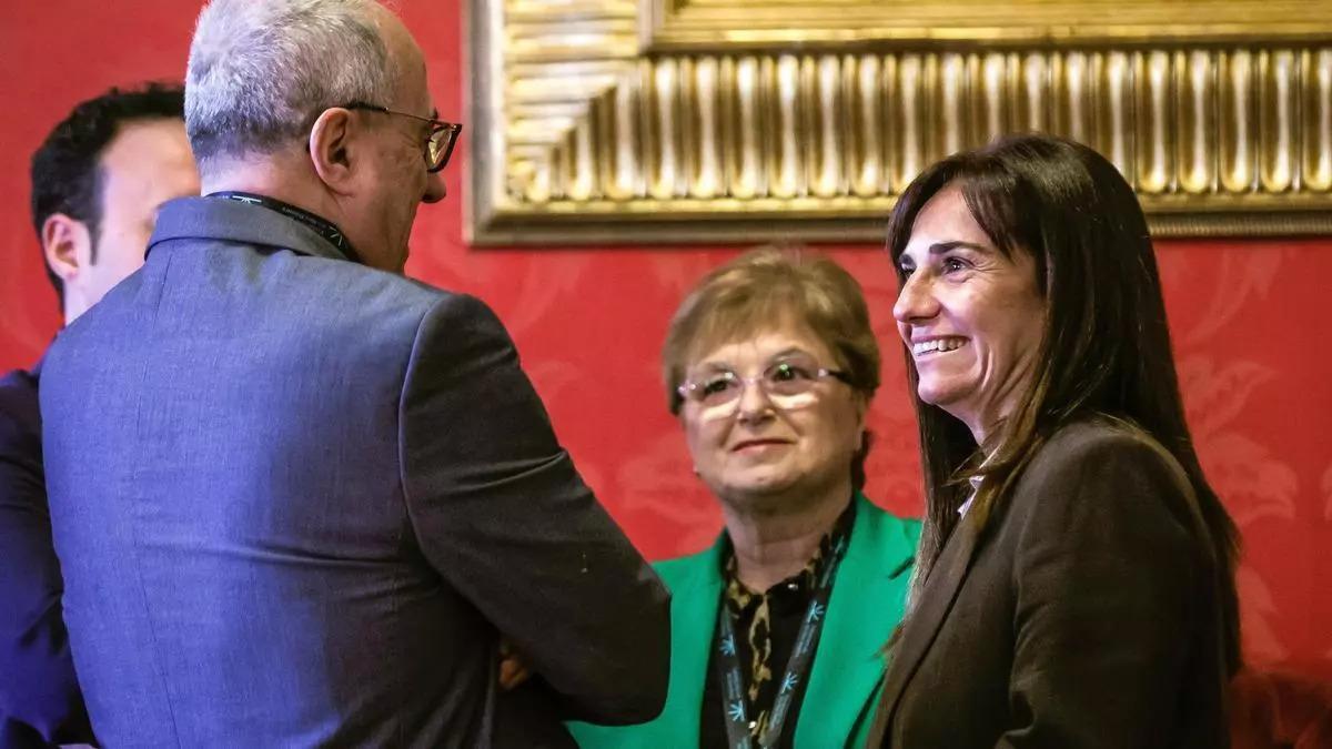 El director de IB3 Josep Condony junto a disputados de Vox en el Parlament