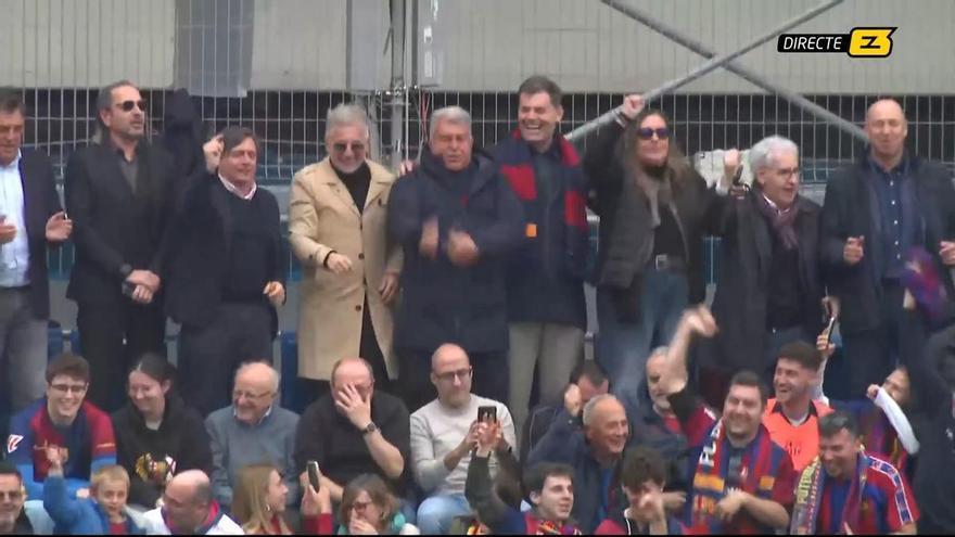 ¡Corte de mangas y cánticos contra el Madrid! Así ha celebrado Laporta la victoria del Barça