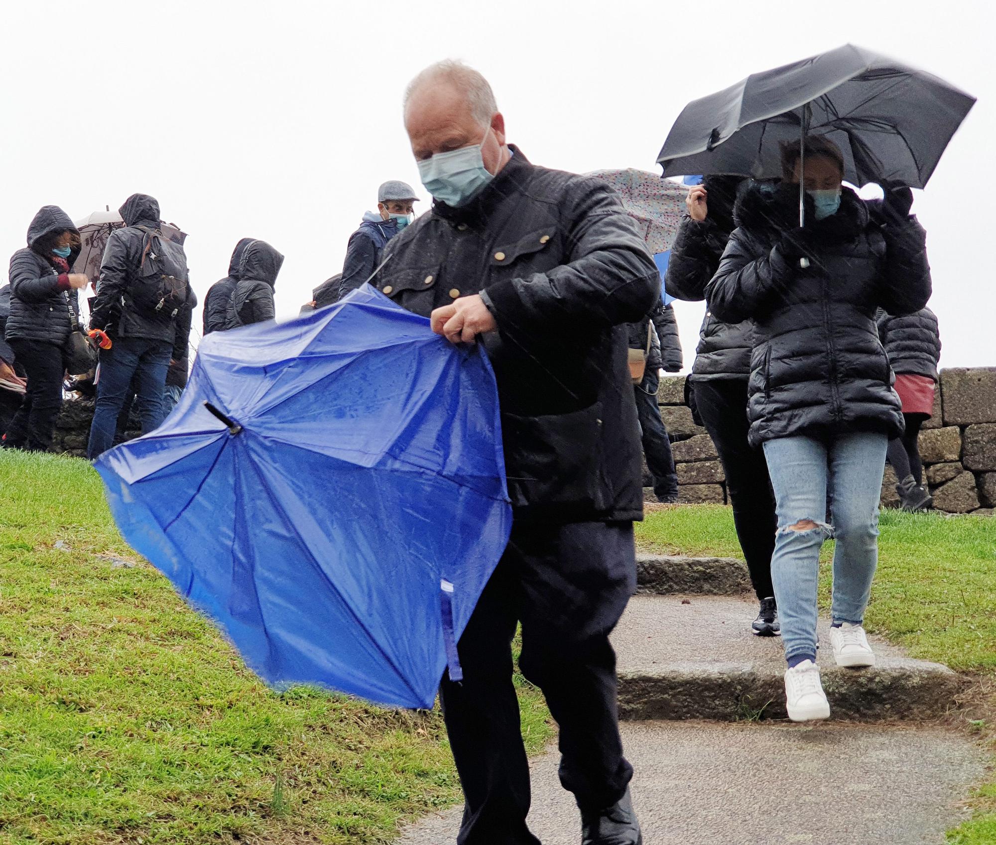 Temporal en Galicia: la borrasca Barra llena Vigo de paraguas y chubasqueros