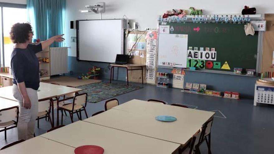 La directora del colegio de Educación Infantil Mestra Pilar Ruiz en una de las aulas del centro.