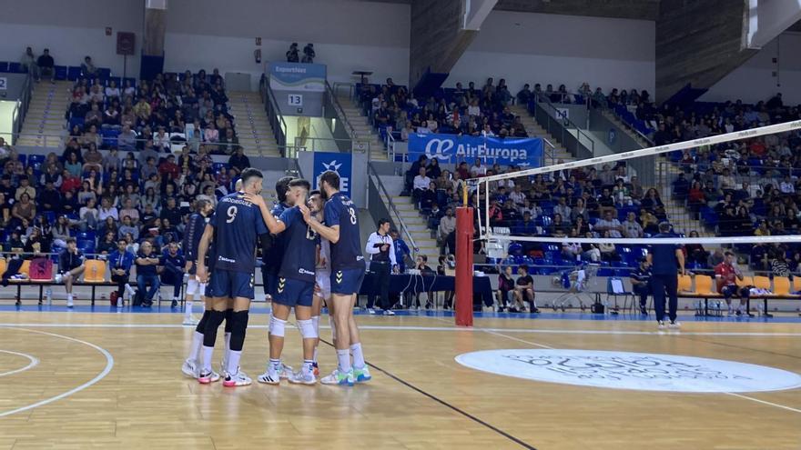 Los jugadores del Voley Palma se conjuraron ante un Son Moix con más de mil espectadores