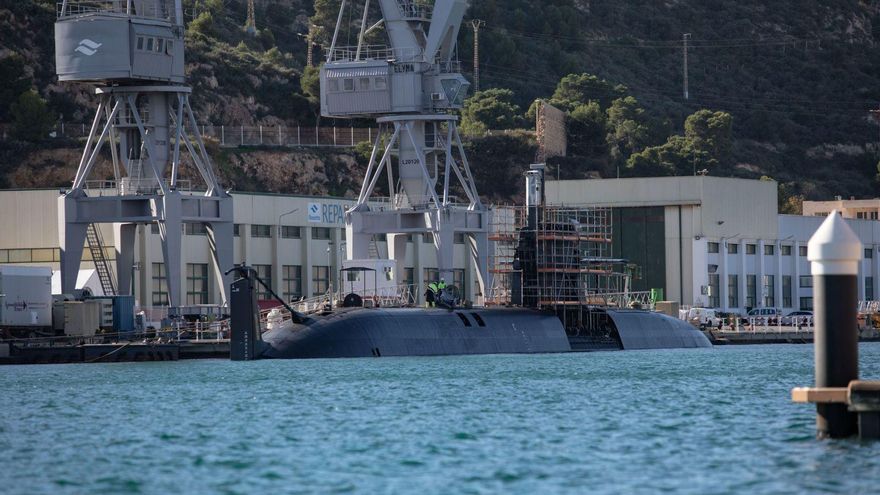 El submarino S-81, ya a flote en el astillero de Navantia.