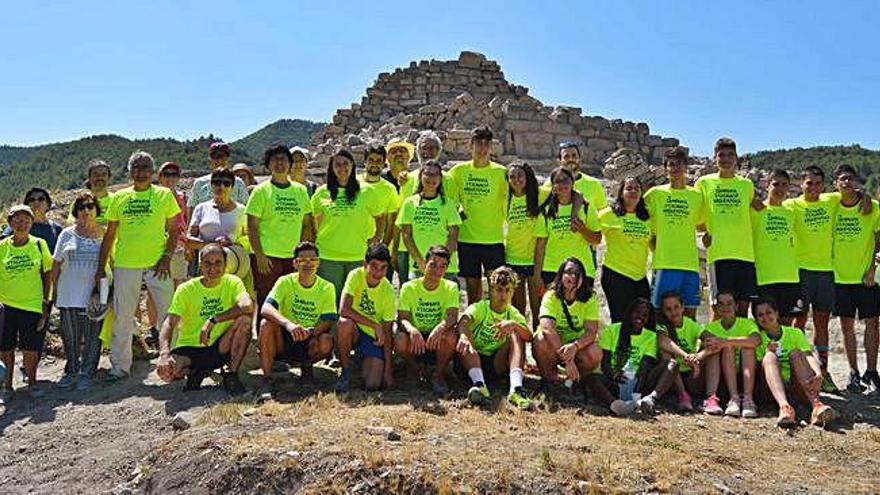 Fotografia del grup dels participants i col·laboradors en la quinzena edició de la campanya d&#039;excavacions arqueològiques de les Guixeres