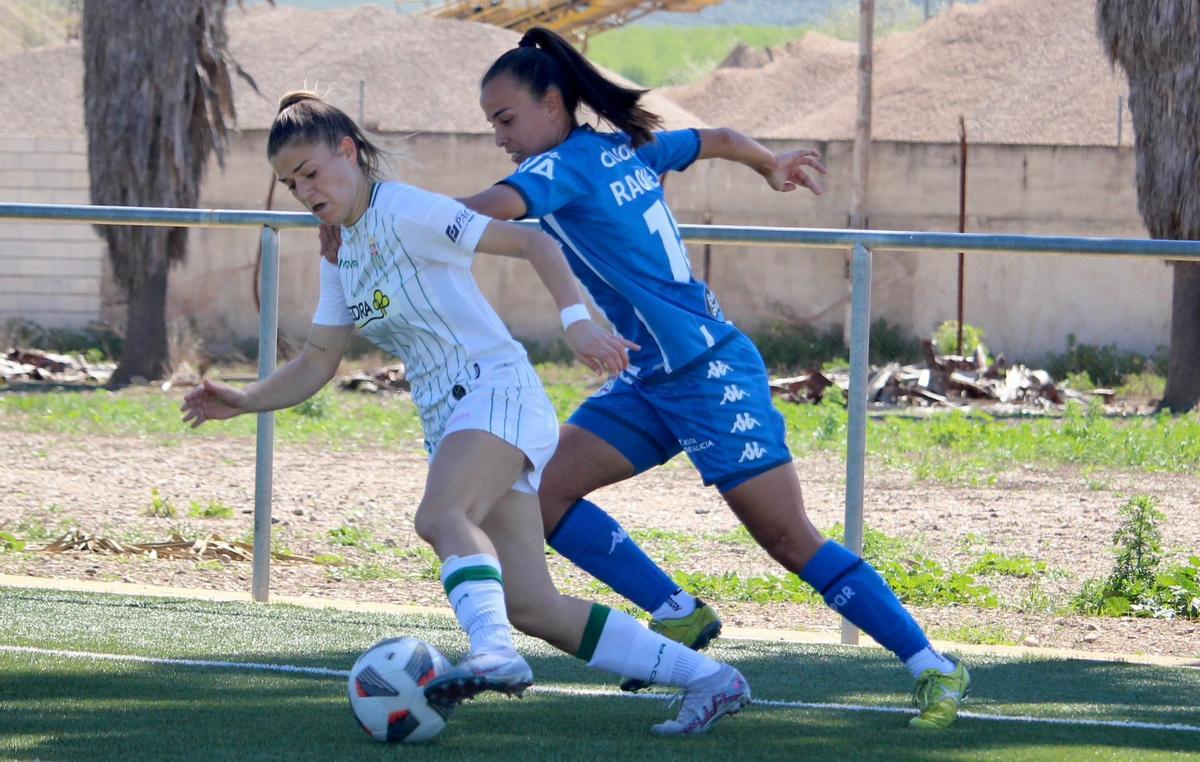 Lance del choque entre el Córdoba CF Femenino y el Deportivo de la Coruña en la Ciudad Deportiva.