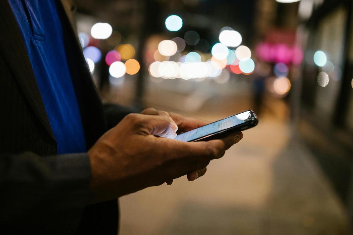 Ser honesto no es sólo una cuestión de etiqueta en las citas online, sino también la práctica más sensata para fomentar conexiones duraderas.