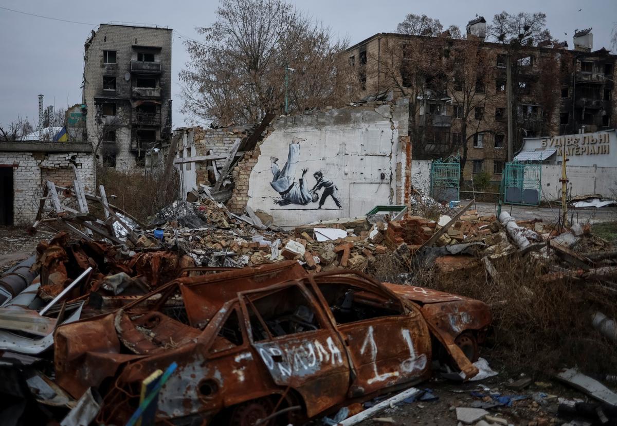Banksy ilustra con sus grafitis edificios en ruinas de Ucrania, en el extrarradio de Kiev.